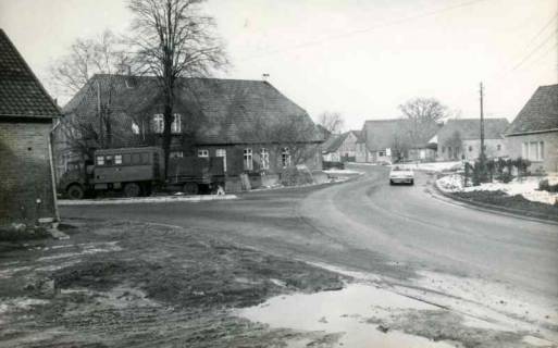 ARH Slg. Bartling 1365, Dorfmitte, Mandelsloher Straße / Ecke Wiklohstraße im Winter, Blick nach Norden auf das Eckhaus, Mandelsloh, 1971