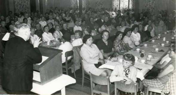ARH Slg. Bartling 1370, Versammlung der Landfrauen im Saal des Gasthauses Küster, Blick über die Schulter des Referenten auf die an langen Kaffee-Tischen sitzenden Teilnehmerinnen, Mandelsloh, 1969