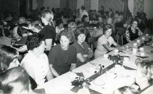 ARH Slg. Bartling 1371, Versammlung der Landfrauen im Saal des Gasthauses Küster, Blick quer über die an langen Kaffee-Tischen sitzenden Teilnehmerinnen, Mandelsloh, 1971