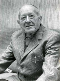 ARH Slg. Bartling 1374, Heinrich Delaminsky auf dem Sofa im Wohnzimmer sitzend, Mandelsloh, um 1975