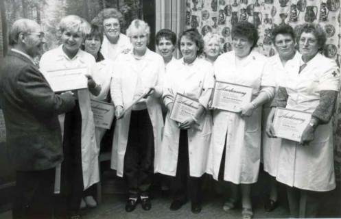 ARH Slg. Bartling 1378, Überreichung einer Anerkennungs-Urkunde an zehn Blutspende-Helferinnen durch den 1. Vorsitzenden des DRK-Ortsvereins Friedrich Dierks, Mandelsloh, um 1975
