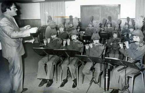 ARH Slg. Bartling 1395, Spielmannszug Leinetal Niedernstöcken (in Uniform) unter der Leitung von Gerhard Knuth beim Auftritt im Saal des Gasthauses Küster in Mandelsloh (?), um 1980