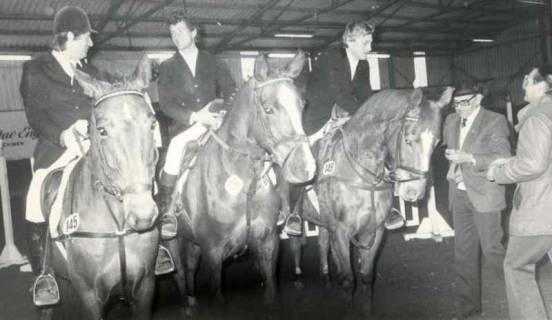 ARH Slg. Bartling 1402, Hallen-Reitturnier, drei Pferde mit Reiter bei der Siegerehrung durch N. N., Mandelsloh, 1982