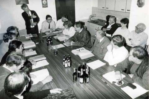 ARH Slg. Bartling 1409, Gemeinderatssitzung unter der Leitung von Ortsbürgermeister Winfried Meissner, Averhoy, um 1980