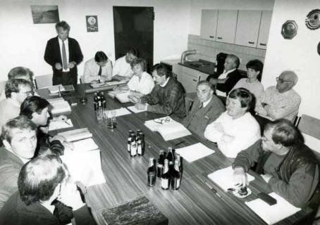 ARH Slg. Bartling 1410, Gemeinderatssitzung unter der Leitung von Ortsbürgermeister Winfried Meissner, Averhoy, um 1980