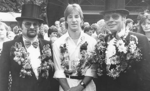 ARH Slg. Bartling 1426, Die Gewinner des Schützenfestes 1989 mit umgehängten Blumenkränzen; in der Mitte der Jugend-Schützenkönig, Neustadt a. Rbge., 1989