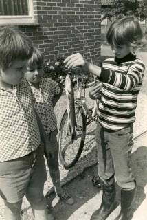 ARH Slg. Bartling 1446, Junge einen am Haken hängenden Fisch aus der Leine zwei Spielgefährten präsentierend, Averhoy, um 1985