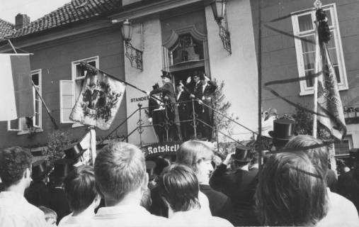 ARH Slg. Bartling 1475, Abholen der Schützenfahne vom Alten Rathaus, auf dem Podest der Treppe wird die Fahne geschwenkt (nach links) und den zuschauenden Schützen gezeigt, Neustadt a. Rbge, 1971
