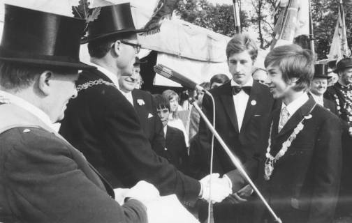 ARH Slg. Bartling 1486, Bürgermeister Fritz Temps (mit Amtskette) gratuliert dem Jugendgewinner (mit Königskette) Klaus Müller vor dem umstehenden Volk, Neustadt a. Rbge, 1971