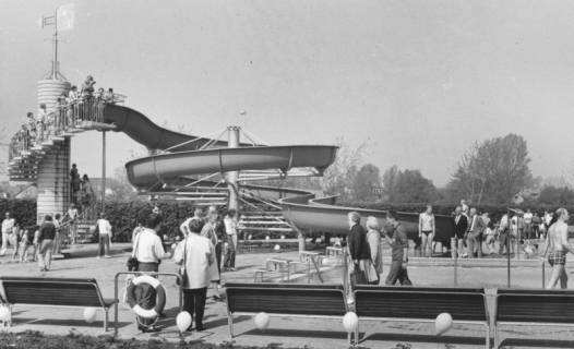 ARH Slg. Bartling 1494, Rutschbahn im Freibad an der Suttorfer Straße, Blick von Süden auf die gesamte Anlage, Neustadt a. Rbge, nach 1986