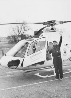 ARH Slg. Bartling 1496, Eugen Sühlo winkend vor einem Rettungshubschrauber des Deutschen Roten Kreuzes auf dem Platz gegenüber dem Freibad an der Suttorfer Straße, Neustadt a. Rbge., um 1970