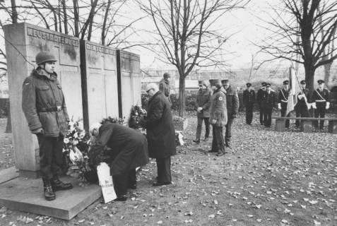 ARH Slg. Bartling 1497, Kranzniederlegung am Ehrenmal für die Toten des Weltkrieges durch Vertreter des Reichsbundes der Kriegsbeschädigten und Kriegsteilnehmer, der Bundeswehr, des Deutschen Roten Kreuzes u. a., Neustadt a. Rbge., um 1970
