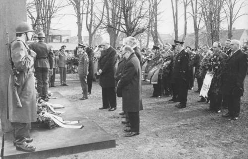 ARH Slg. Bartling 1502, Kranzniederlegung am Ehrenmal für die Toten des Weltkrieges durch Vertreter der Bundeswehr, der Stadt, des Deutschen Roten Kreuzes, der Freiwilligen Feuerwehr, des Verbandes Deutscher Soldaten, Neustadt a. Rbge., 1973