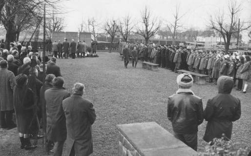 ARH Slg. Bartling 1509, Kranzniederlegung am Ehrenmal für die Toten des Weltkrieges durch Vertreter der Bundeswehr, der Stadt, des Deutschen Roten Kreuzes, der Freiwilligen Feuerwehr, des Verbandes Deutscher Soldaten (rechte Seite), Neustadt a. Rbge., 1971