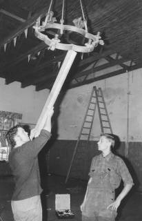 ARH Slg. Bartling 1517, Der Kronleuchter an der Saaldecke der Bürgerhalle wird entfernt von zwei Männern, Neustadt a. Rbge., 1970