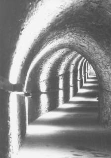 ARH Slg. Bartling 1518, Kasematte unter der Bastion mit elektrischer Beleuchtung, Blick vom Schlosshof nach Südosten (unscharf), Schloss Landestrost, Neustadt a. Rbge., um 1970