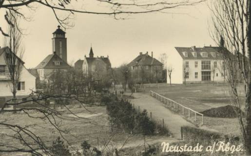 ARH Slg. Bartling 1522, Blick von der Schlossbastion durch die Leutnantswiese nach Westen auf den Turm der Feuerwehrtechnischen Zentrale, auf die Villen Lindenstraße 8 bzw. 10 und auf die Hinterseite des Gebäudes der Realschule, Neustadt a. Rbge., um 1960