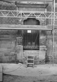 ARH Slg. Bartling 1528, Schlossportal an der Ostfassade während der Renovierung, eingerüstet mit Baugerüst, Neustadt a. Rbge., um 1975