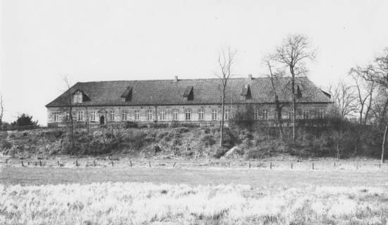 ARH Slg. Bartling 1529, Ansicht der Ostfassade des Schlosses im Winter, Blick von der Kleinen Leine, Neustadt a. Rbge., um 1975