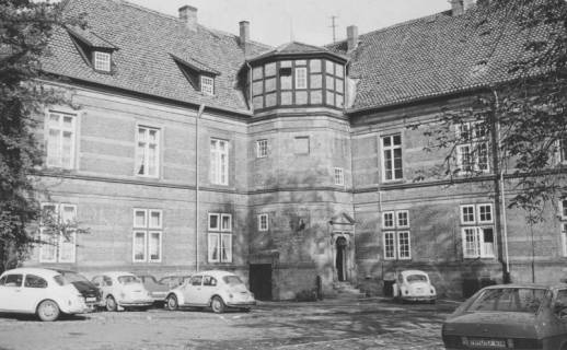 ARH Slg. Bartling 1556, Schlosshof, nördlicher Treppenturm zwischen Nordflügel und nördlichem Teil des Ostflügels, davor einige parkende Autos, Blick von Südwesten, Neustadt a. Rbge., um 1973