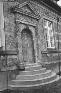 ARH Slg. Bartling 1560, Portal der östlichen Fassade (Gartenportal) des Ostflügels des Schlosses vor der Renovierung, aber nach Beseitigung der Vermauerung und Anlage der Treppe, Neustadt a. Rbge., 1973