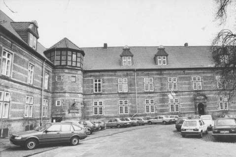 ARH Slg. Bartling 1561, Schlosshof, Ansicht des Ostflügels (mit Nordflügel und nördlichem Treppenturm) von Westen, davor zahlreiche parkende Autos, Neustadt a. Rbge., nach 1986