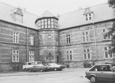 ARH Slg. Bartling 1562, Schlosshof, Ansicht des nördlichen Treppenturms (mit Teilen des Nord- und des Ostflügels), Neustadt a. Rbge., nach 1982