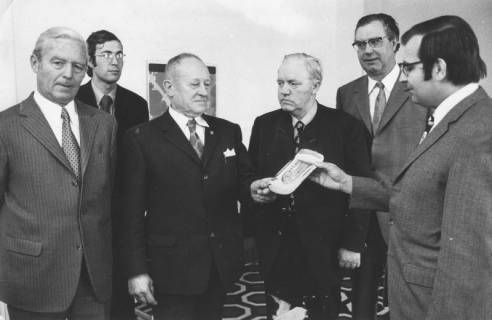 ARH Slg. Bartling 1599, Ehrung von Bürgermeister a. D. N.N. (3. v.l.) mit Überreichung eines Wappens des Landkreises durch Kreisdirektor Wolfgang Kunze (rechts), Neustadt a. Rbge., 1972