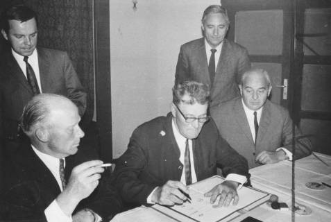 ARH Slg. Bartling 1610, Bürgermeister und Gemeindedirektor von Büren Rudolf Beermann unterzeichnet einen Vertrag, 1971