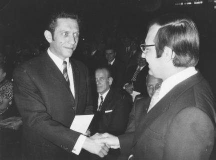 ARH Slg. Bartling 1624, Kreisdirektor Wolfgang Kunze gratuliert Herbert Burger von der Lebenshilfe per Handschlag, im Hintergrund das Auditorium mit einigen Prominenten, Neustadt a. Rbge., 1972