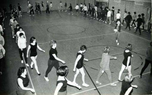 ARH Slg. Bartling 1626, Turnerinnen beim Gänsemarsch am Rande der Turnhalle, Bordenau, 1970