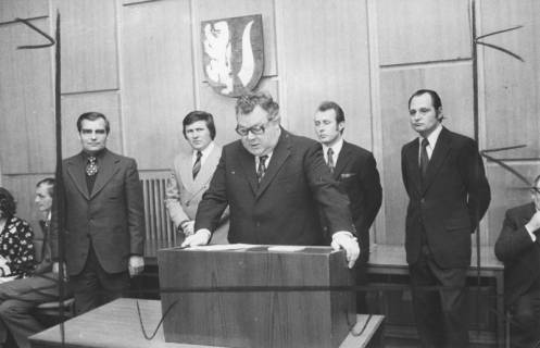 ARH Slg. Bartling 1632, Landrat Alfred Semsroth am Rednerpult im Sitzungssaal des Kreistags, Neustadt a. Rbge., 1974