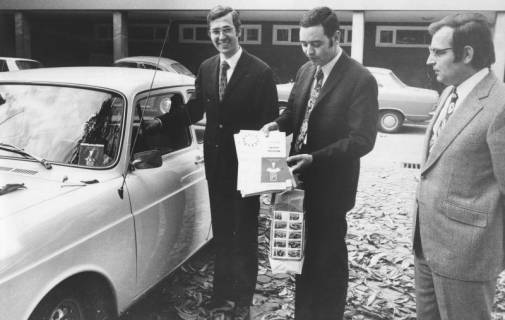 ARH Slg. Bartling 1635, Vorstellung von Parkscheiben an einem im Schlosshof parkenden PKW durch die Herren Andreas Schaeder, Hartmut Riepe, Kreisdirektor Wolfgang Kunze (v. l.), Neustadt a. Rbge., 1972