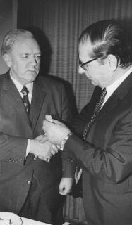 ARH Slg. Bartling 1659, Regierungsvizepräsident Schaper überreicht dem Landrat Friedrich Meyer einen Orden, Neustadt a. Rbge., 1973