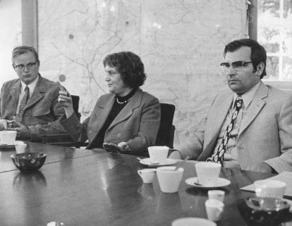 ARH Slg. Bartling 1667, Die Leiterin der Kreisvolkshochschule Mänz hält einen Vortrag, links Kreisverwaltungsrat Wolfgang Knebel, rechts Kreisdirektor Wolfgang Kunze, Neustadt a. Rbge., 1972