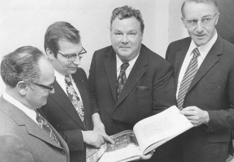 ARH Slg. Bartling 1670, Kreisdirektor Wolfgang Kunze (2. v. l.) zeigt dem Bürgermeister Herbert Gubba (l.), dem Landrat Alfred Semsroth (3. v. l.) und dem Bundestagsabgeordneten Friedel Schirmer (4. v. l.) die neu erschienene Heimatchronik des Kreises Neustadt a. Rbge., 1973