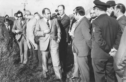 ARH Slg. Bartling 1674, Gruppe von Männern bei einem Ortstermin auf einem Feld, in der Mitte der Niedersächsische Landwirtschaftsminister Klaus Peter Bruns sich unterhaltend mit Kreisdirektor Wolfgang Kunze, Neustadt a. Rbge., um 1974