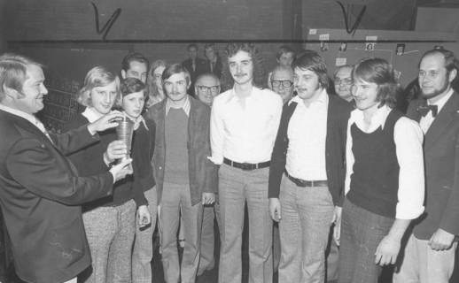 ARH Slg. Bartling 1675, Landrat Jürgen Bauermeister (SPD) überreicht einer Mannschaft von sechs jungen Männern einen Pokal, Neustadt a. Rbge., 1974