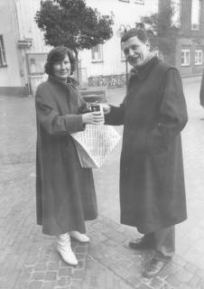 ARH Slg. Bartling 1678, Landrat Eberhard Wicke (CDU) bei der Straßensammlung für die Kriegsgräberfürsorge in der Marktstraße mit Sammelbüchse vor einer Spenderin stehend, Neustadt a. Rbge., um 1990