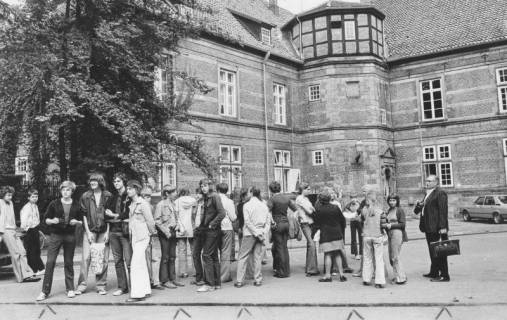 ARH Slg. Bartling 1685, Gruppe von amerikanischen Austauschschülerinnen und -schülern im Schlosshof vor dem Nordflügel samt nördlichem Treppenturm, Neustadt a. Rbge., 1974
