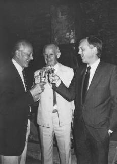 ARH Slg. Bartling 1687, Michael Baldauf (MdL, CDU), Udo Plinke (Seniorchef der Sektkellerei Kollmeyer) und ? bei einer Sektprobe im Sektkeller des Schloss Landestrost, Neustadt a. Rbge., um 1980