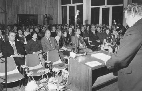 ARH Slg. Bartling 1688, Vortrag des Landrats Alfred Semsroth (SPD) zur 400-Jahrfeier des Baubeginns des Schlosses im Sitzungssaal des Kreistags, Neustadt a. Rbge., 1973