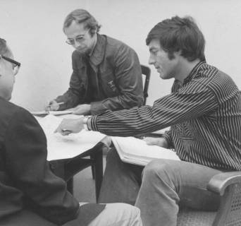 ARH Slg. Bartling 1700, Drei Schulpsychologen des Landkreises mit Arbeitsunterlagen am Couchtisch sitzend, , Neustadt a. Rbge., 1973