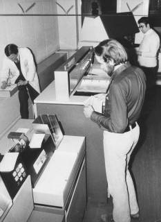 ARH Slg. Bartling 1703, Blick in das Rechenzentrum des Landkreises Neustadt a. Rbge., vorne Bedienung eines Lochkartenlesegeräts, Neustadt am Rübenberge, 1973