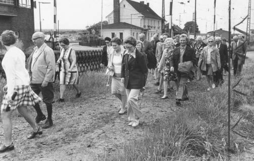 ARH Slg. Bartling 1716, Wanderung von Mitgliedern des Heimatbundes Niedersachsen, Kreisgruppe Neustadt a. Rbge., vom Bahnhof Linsburg durch den Grinder Wald, 1974