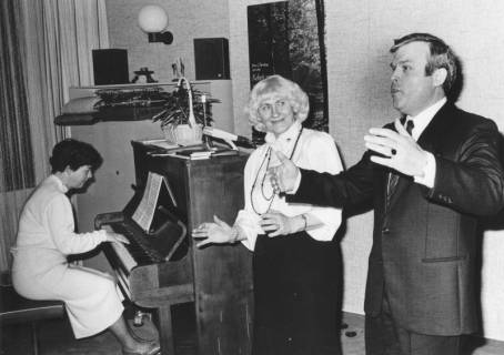 ARH Slg. Bartling 1726, Liederabend (in privater Umgebung) mit Sänger und Sängerin sowie Pianistin, Neustadt a. Rbge., um 1970