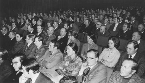ARH Slg. Bartling 1742, Aula des Gymnasiums mit Blick von vorn rechts in den vollbesetzten Zuschauerraum; vorn rechts Rektor Walter Klimsa, daneben das Ehepaar Knebel, Neustadt a. Rbge., 1973