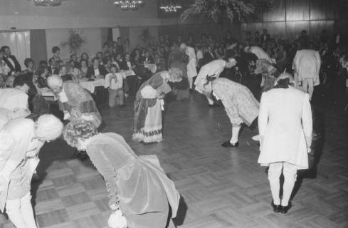 ARH Slg. Bartling 1744, Tanzgruppe bei der Aufführung eines Menuetts in historischen Kostümen im großen Saal des Freizeitzentrums, Neustadt a. Rbge., 1975