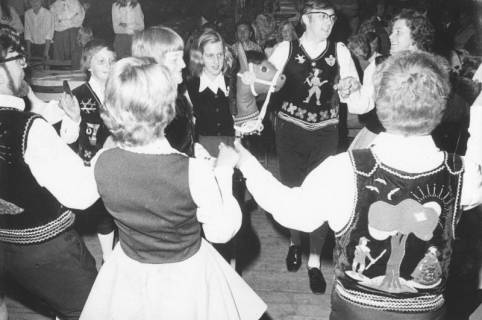 ARH Slg. Bartling 1747, Eine englische Volkstanzgruppe in Tracht präsentiert heimische Tänze, Neustadt a. Rbge., 1974