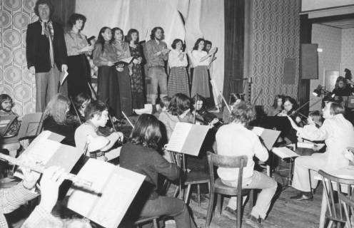 ARH Slg. Bartling 1756, Chor (auf der Bühne) und Sinfonieorchester (im Parterre) eines Saales, Generalprobe, 1974